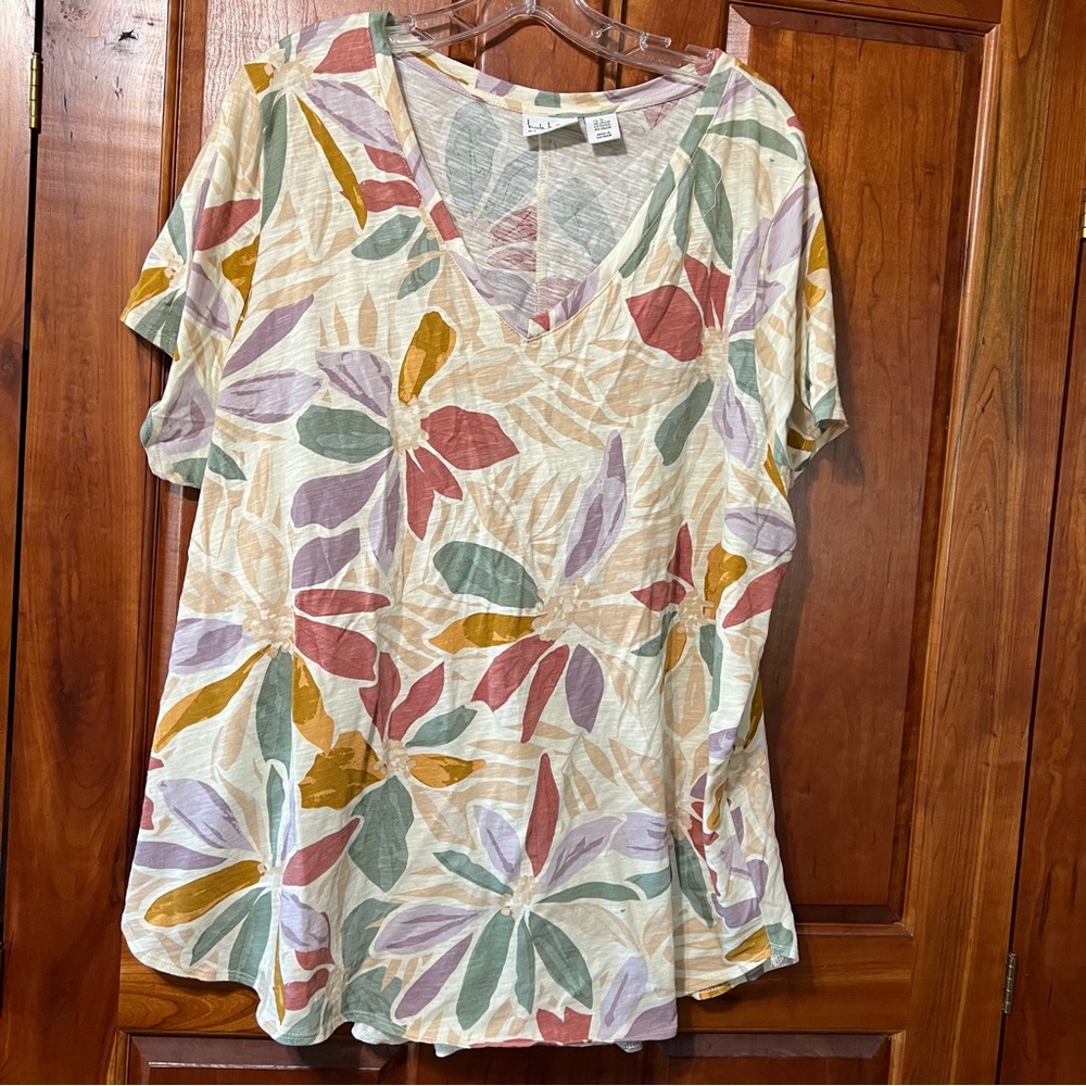 Nicole Miller Woman’s Floral Plus size short sleeve shirt. Size 3X